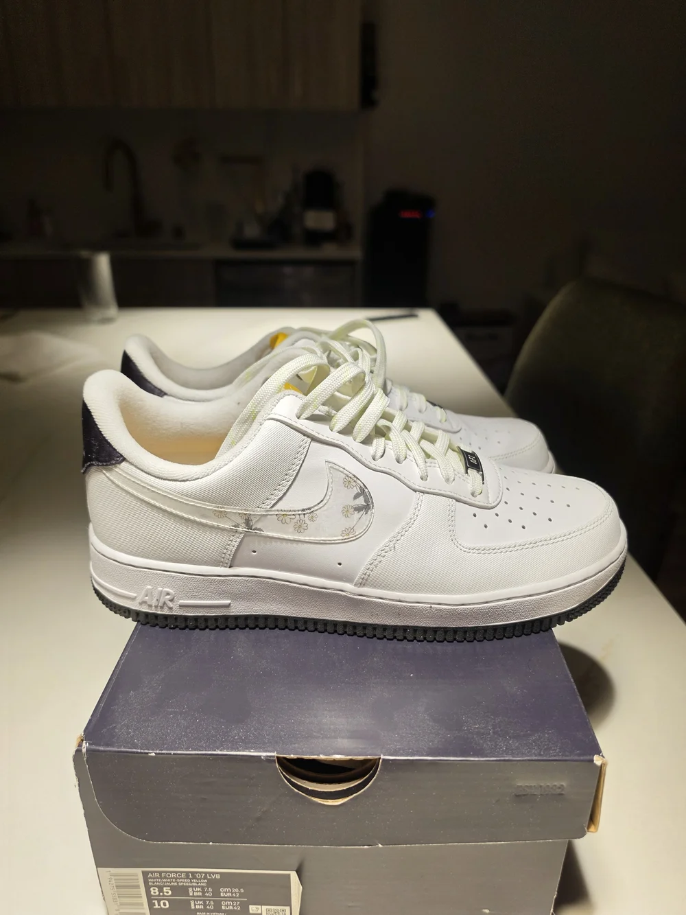 Nike Air Force 1 Low White with Yellow Tongue - Picture 2 of 10